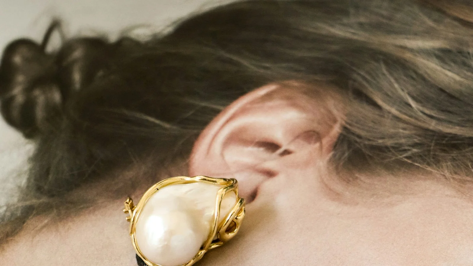 Baroque pearl earring set in gold